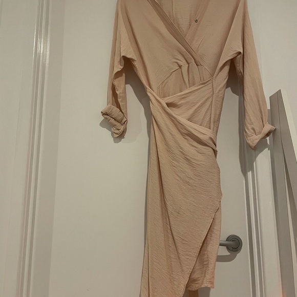 🎈🧨💗Host Pick ☄️🧨 Beige elegant wrap dress - Picture 4 of 5
